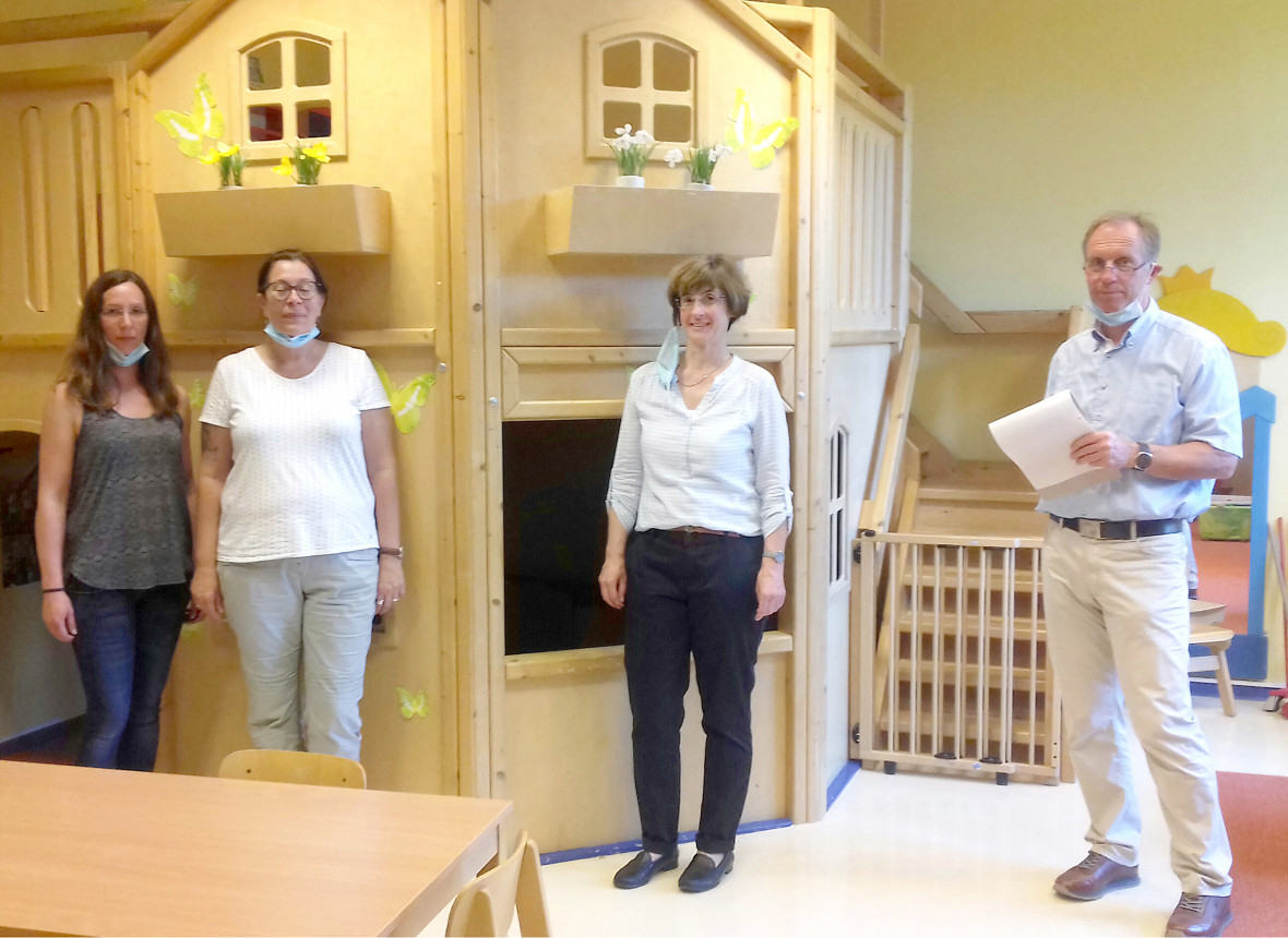 Petra Gehrke und Dirk Schrter im Gesprch mit den Wiehagener Kindergartenleiterinnen Beate David und Laura Kurz bei ihrem Vor-Ort-Termin im Juni 2020
