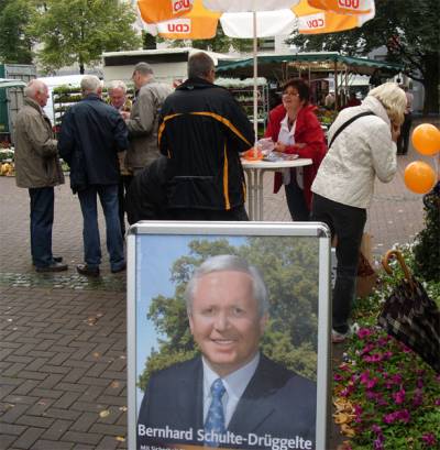 24.09.2009, Info-Stand am Marktplatz mit Bernhard Schulte-Drüggelte MdB