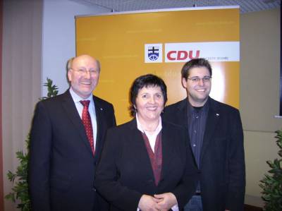 Nominierung des Bürgermeisterkandidaten für die Kommunalwahl 2009. Am 29. Jan. 2009 / Bürgerhaus Wickede (Ruhr). Bild (v.l.): Manfred Burs (Kreistagskandidat), Eva Irrgang (Landrätin), Thomas Fabri (stv. Kreistagskandidat)