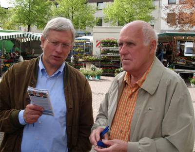 29.04.2010 Info.-Stand am Marktplatz mit Eckhard Uhlenberg MdL