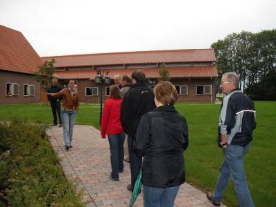 27.08.2010 - CDU-Fraktion besucht "Gut Beringhof" - Hausherrin Andrea Müller (Bild: hinten links) erläutert Besonderheiten