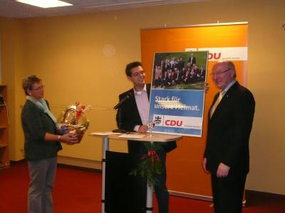 08.12.2010, Jahreshauptversammlung der CDU Wickede (Ruhr)- Geschenkübergabe an den scheidenen Vorsitzenden Manfred Burs (rechts)