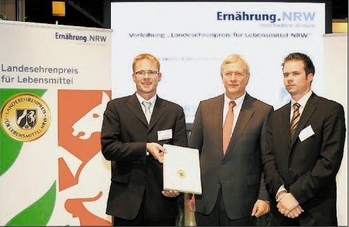 Hermann und Martin Niehaves knnen stolz auf ihr Unternehmen sein: Minister Eckhard Uhlenberg berreichte auf der 