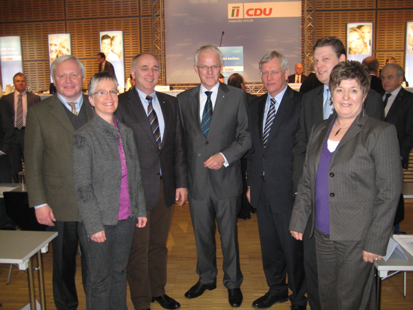 DasFoto zeigt die Soester Delegierten mit Ministerprsident Dr. J. Rttgers (Mitte): B. Schulte-Drggelte MdB, B. Schulenburg, W. Lohn MdL, E. Uhlenberg MdL, J. Blming und U. Grossmann.