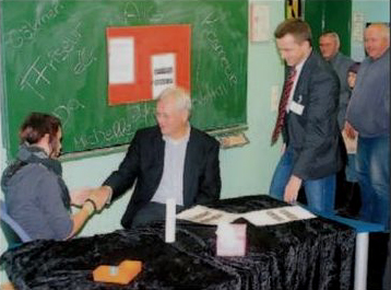 Landtagsprsident Eckhard Uhlenberg erhielt bei einer Handmassage viele Informationen ber die Schule