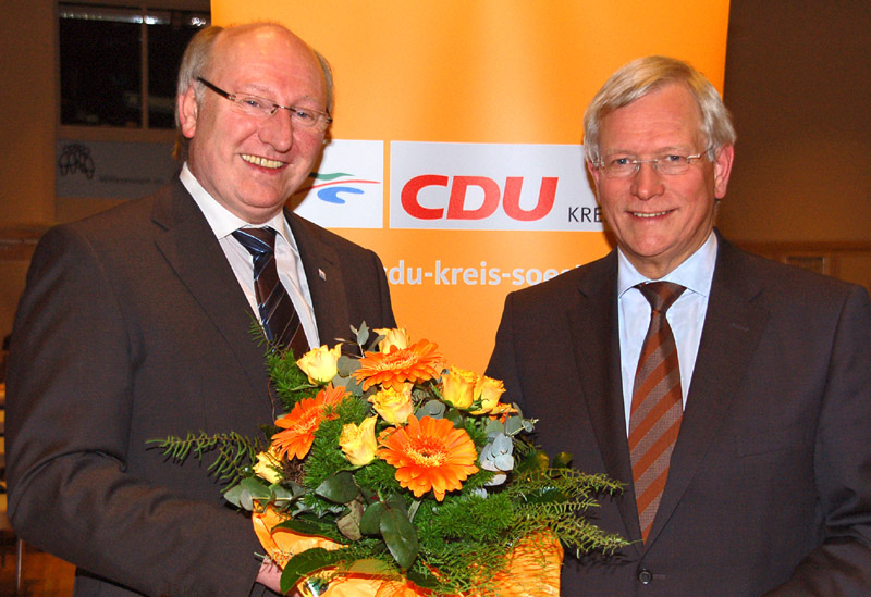 Manfred Burs - stv. Kreisvorsitzender - gratuliert Eckhard Uhlenberg